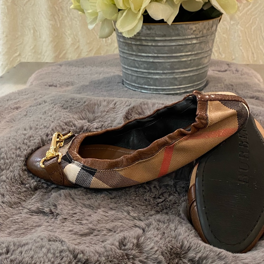Ballerina flats by Burberry. - Picture 8 of 15